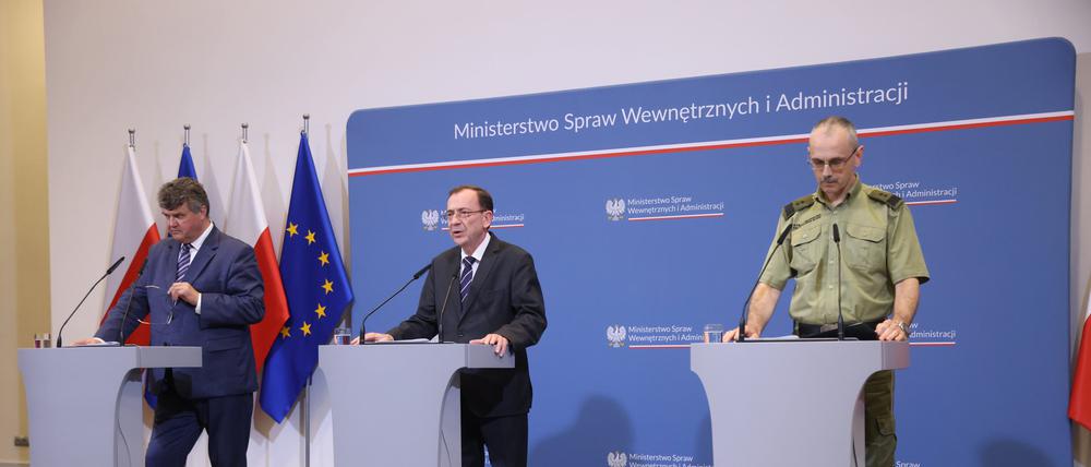 Mariusz Kaminski (M), Minister für Innere Angelegenheiten und Verwaltung von Polen, Maciej Wasik (l), stellvertretender Minister für innere Angelegenheiten und Verwaltung, und Generalmajor Tomasz Praga (r) der Oberbefehlshaber des Grenzschutzes, sprechen während einer Pressekonferenz im Innenministerium.