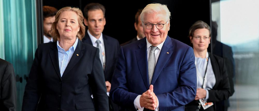 Bundespräsident Frank-Walter Steinmeier und Bundestagspräsidentin Bärbel Bas beim Festakt zum 33. Tag der Deutschen Einheit in Hamburger Elbphilharmonie 