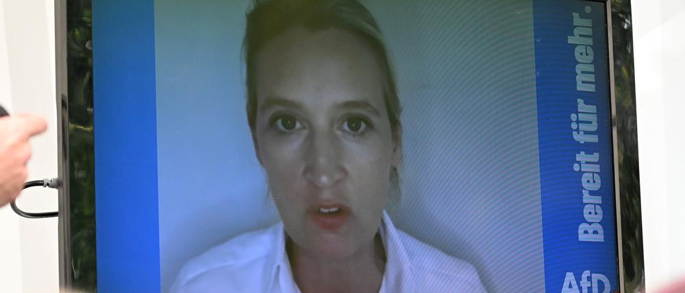 Alice Weidel, AfD-Bundesvorsitzende, in einer Videobotschaft bei einer Wahlkampf-Veranstaltung der AfD, unweit vom Deutsch-Deutschen Museum Mödlareuth.