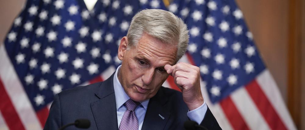 Kevin McCarthy, Abgeordneter und ehemals Vorsitzender des US-Repräsentantenhauses, spricht zu Reportern, Stunden nachdem er als Sprecher des Repräsentantenhauses abgesetzt wurde.