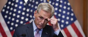 Kevin McCarthy, Abgeordneter und ehemals Vorsitzender des US-Repräsentantenhauses, spricht zu Reportern, Stunden nachdem er als Sprecher des Repräsentantenhauses abgesetzt wurde. 