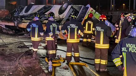 Laut der Feuerwehr von Venedig fing der Bus Feuer, nachdem er von einer Brücke gestürzt war. 