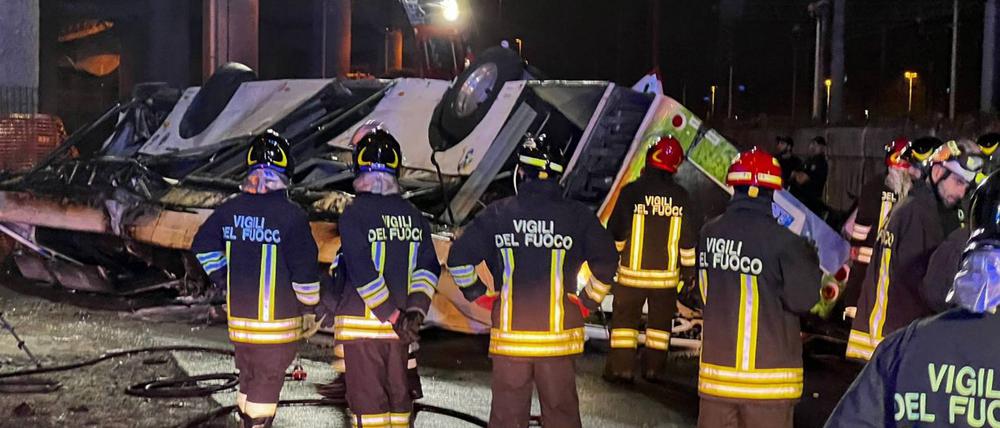 Laut der Feuerwehr von Venedig fing der Bus Feuer, nachdem er von einer Brücke gestürzt war.