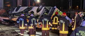 Laut der Feuerwehr von Venedig fing der Bus Feuer, nachdem er von einer Brücke gestürzt war. 