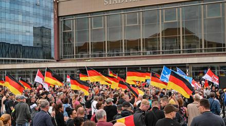 Mehrere Hundert Menschen nehmen an der Demonstration von „Zukunft Heimat“ teil. 