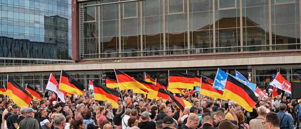 Mehrere Hundert Menschen nehmen an der Demonstration von „Zukunft Heimat“ teil. 