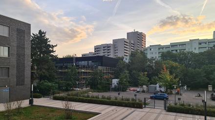 Blick auf den Schulhof der Heinrich-Böll-Schule.