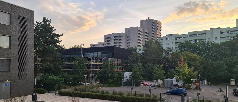 Blick auf den Schulhof der Heinrich-Böll-Schule.