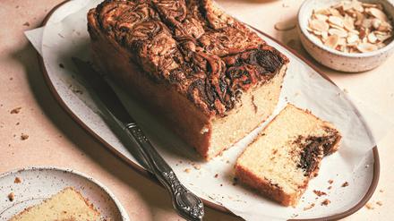 4 Rezeptfotos plus 1 Backzutaten-MoodCredit: Dikla Levy FrancesBU: Orangen-Sesam-Kuchen, Pfundkuchen, Schokoladen-Cupcakes und Einfacher Blaubeerkuchen aus "Baking Science" von Dikla Levy Frances (Christian Verlag 2023)
Genuss-Artikel über Backen nach wissenschaftlichen Erkenntnissen (ET 7.10.23) 
BakingScience
PR, Promo