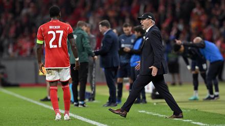 Alles andere als vergnügt ist Unions Trainer Urs Fischer nach inzwischen sechs Niederlagen nacheinander.