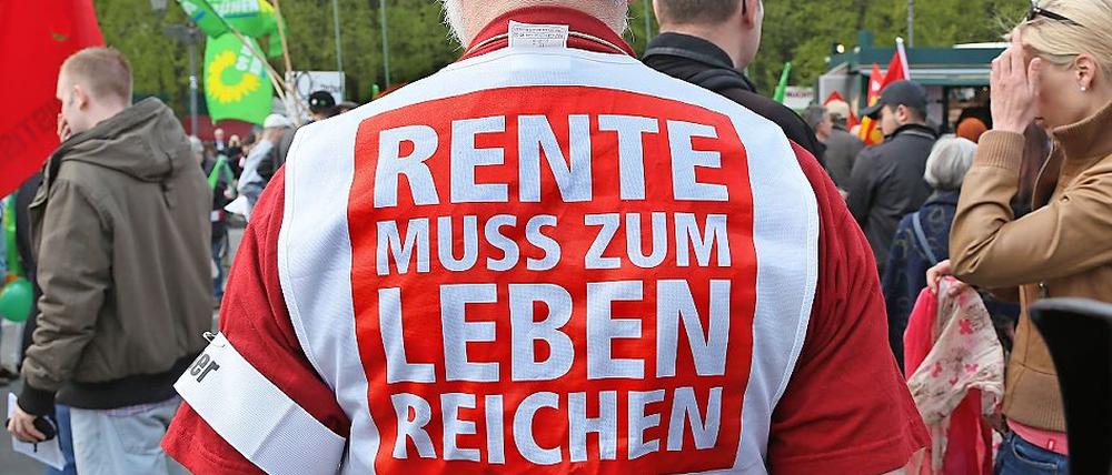 «Rente muss zum Leben reichen» steht auf dem Rücken eines Demonstranten.