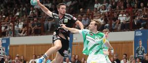Mathias Gidsel (r.) von den Füchsen kämpft mit Jonathan Svensson (HC Erlangen) um den Einzug ins Achtelfinale.