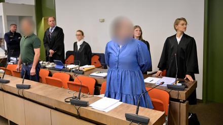 Die Angeklagte Andrea Tandler (3.v.r) beim Prozess 