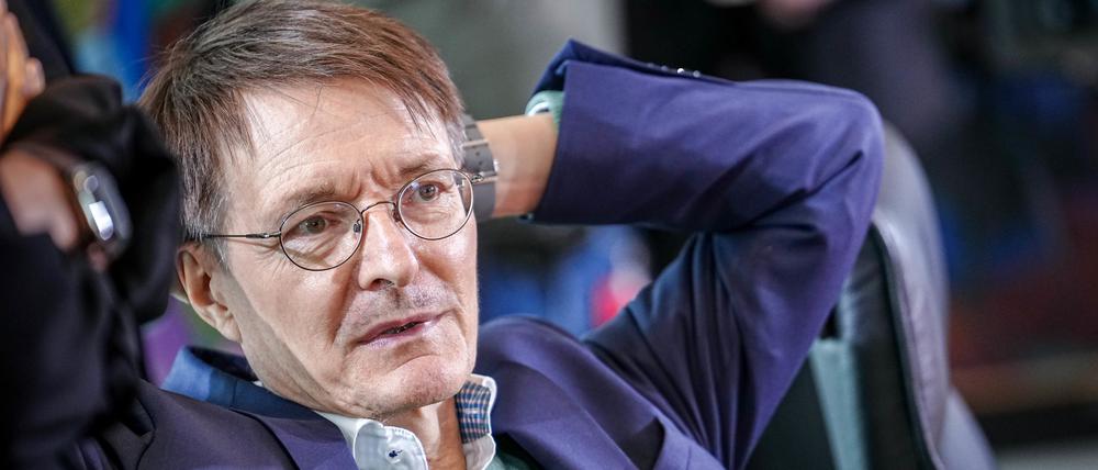 Karl Lauterbach (SPD), Bundesminister für Gesundheit, nimmt an der Sitzung des Bundeskabinetts teil.