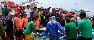 Die philippinische Küstenwache bei der Bergung der getöteten Fischer am Dienstag.