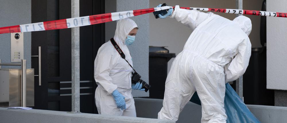 Beamte der Spurensicherung der Polizei arbeiten an einem Haus in Darmstadt-Arheilgen. 