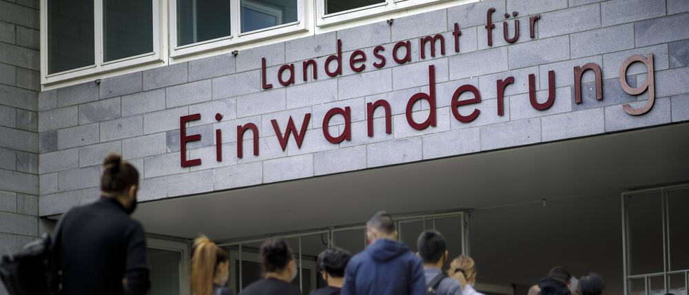 Warten vor dem Berliner Landesamt für Einwanderung im Juli 2020..
