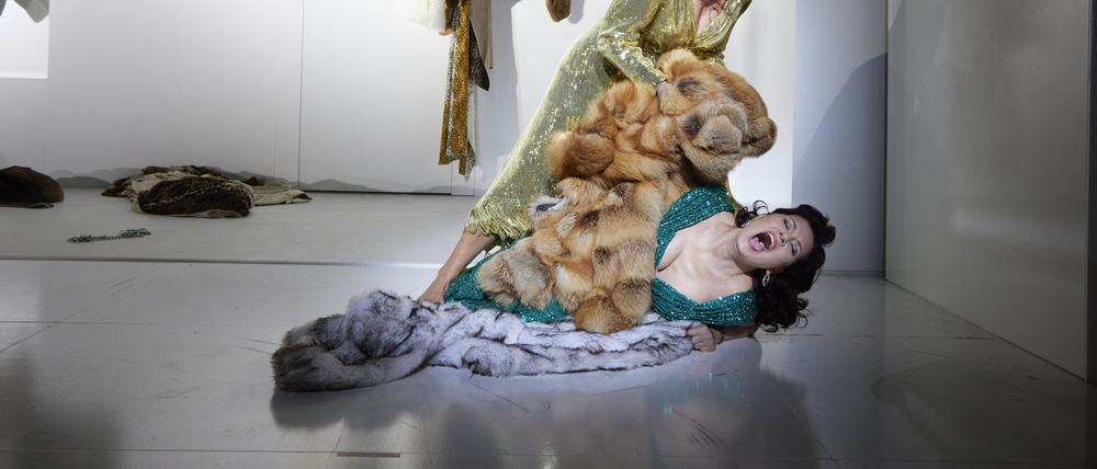 Elina Garanca (Amneris) bedrängt Mariana Rebeka (Aida) in Calixto Bieitos Inszenierung von Giuseppe Verdis „Aida“ an der Berliner Staatsoper.