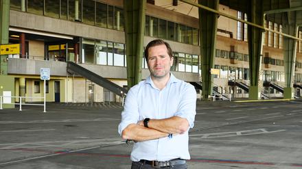 Rundgang mit dem Geschäftsführer Fabian Schmitz-Grethlein durch das Gebäude vom Flughafen Tempelhof in Berlin. Gezeigt wurden unter anderem die Hangar, die neue Besucher-Terrasse mit dem ehemaligen Tower, sowie das Vorfeld vom Flughafen und übrig gebliebene Räumlichkeiten der US Air Force und die ehmalige Eingangshalle für die Fluggäste.