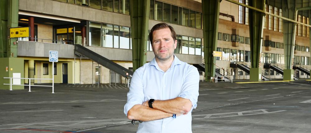 Rundgang mit dem Geschäftsführer Fabian Schmitz-Grethlein durch das Gebäude vom Flughafen Tempelhof in Berlin. Gezeigt wurden unter anderem die Hangar, die neue Besucher-Terrasse mit dem ehemaligen Tower, sowie das Vorfeld vom Flughafen und übrig gebliebene Räumlichkeiten der US Air Force und die ehmalige Eingangshalle für die Fluggäste.