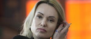 Marina Owsjannikowa, ehemalige Journalistin des russischen Staatsfernsehens, nimmt an einer Pressekonferenz teil. 