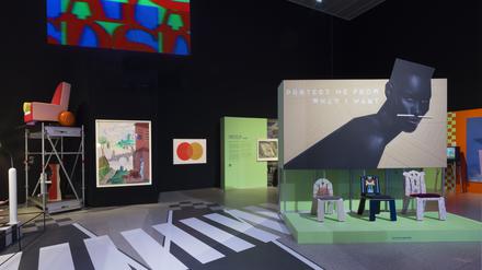 Blick in die Ausstellung „Alles auf Einmal, die Postmoderne 1967-1992“ in der Bundeskunsthalle Bonn.