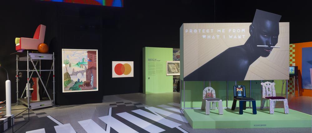 Blick in die Ausstellung „Alles auf Einmal, die Postmoderne 1967-1992“ in der Bundeskunsthalle Bonn.