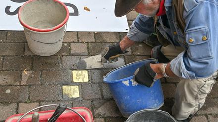 Der Künstler Gunter Demnig verlegt zwei Stolpersteine zur Erinnerung an Nathan Bernfeld (1872-1950) und seine Frau Ellen Bernfeld (1898-1955). 