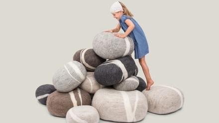 Kieselsteine zum Kuscheln. Die Poufs (99 Euro) der Berliner Marke Myfelt sind aus aus gefilzter Schurwolle. Es gibt es in vielen verschiedenen Größen.
