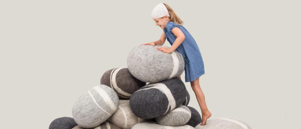 Kieselsteine zum Kuscheln. Die Poufs (99 Euro) der Berliner Marke Myfelt sind aus aus gefilzter Schurwolle. Es gibt es in vielen verschiedenen Größen.