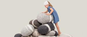 Kieselsteine zum Kuscheln. Die Poufs (99 Euro) der Berliner Marke Myfelt sind aus aus gefilzter Schurwolle. Es gibt es in vielen verschiedenen Größen.
