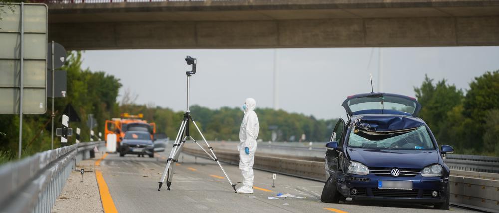 Im August 2022 wurden zwei Gullydeckel auf die Autobahn 7 geworfen. Einer traf die Windschutzscheibe eines Autos.