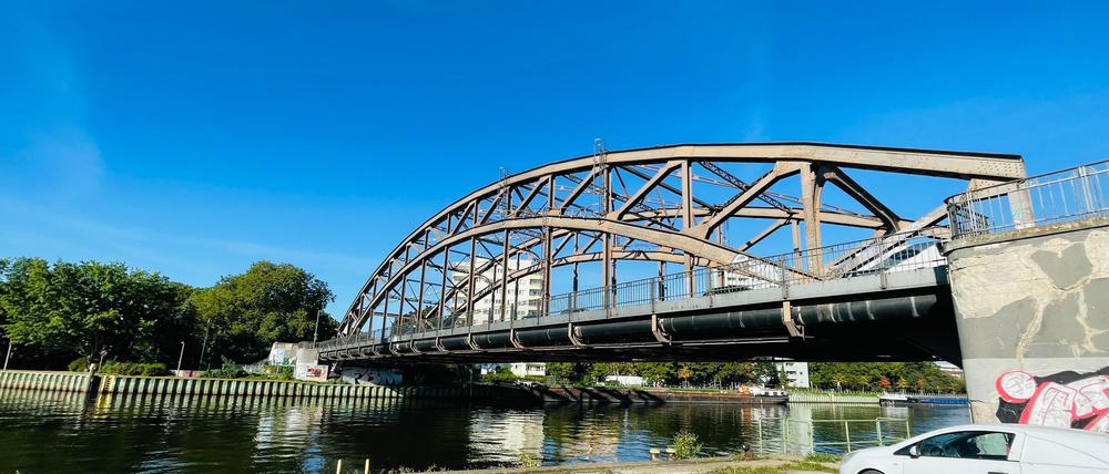 Die Schulenburgbrücke führt in Berlin-Spandau über die Havel. Das Foto entstand im gesperrten Bereich des Südhafens.