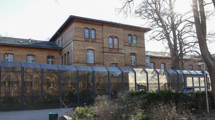 Im Maßregelvollzug auf dem Gelände der Karl-Bonhoeffer-Nervenklinik werden psychisch auffällige oder suchtkranke Straftäter untergebracht.