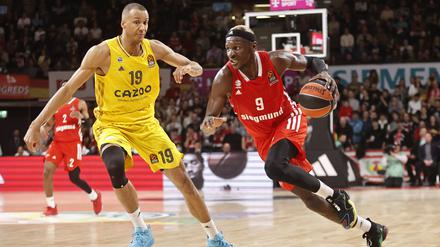 Albas Flügelspieler Louis Olinde (l.) und Bayern Münchens Isaac Bonga bei der letzten Euroleague.