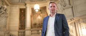 Florian Hengst im Eingangsbereich des Kammergerichtes Berlin, wo sich auch die Generalstaatsanwaltschaft Berlin befindet.