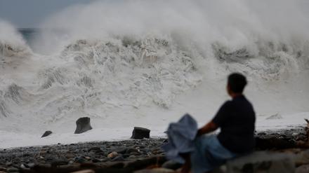 Taitung, Taiwan, 4. Oktober 2023: Eine Frau sitzt am Ufer und schaut auf die Wellen.