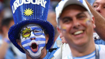 28.11.2022, Katar, Lusail:  Fans aus Uruguay jubeln vor dem Spiel.