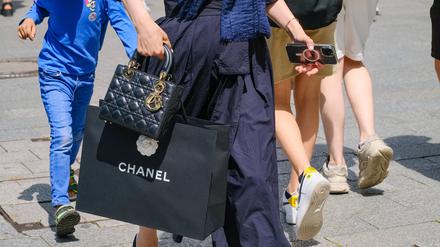 Eine Frau mit Handtasche in Düsseldorf.