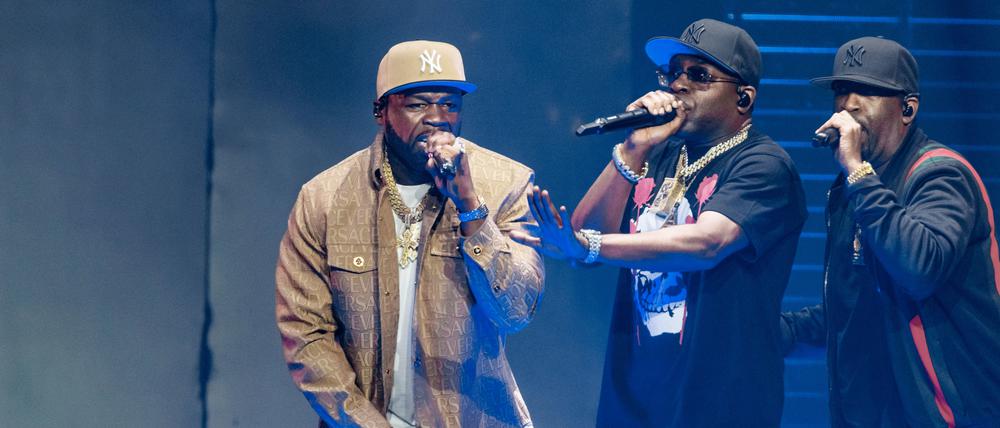 Der Rapper Curtis „50 Cent“ Jackson (l) performt zum Deutschland-Start seiner „Final Lap Tour“ in der Hamburger Barclays Arena. 