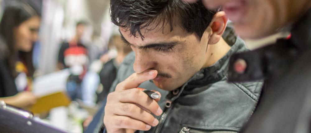 Sayed Sadet aus Pakistan füllt bei einer Jobbörse für Flüchtlinge in Berlin einen Fragebogen mit seinen Daten und Fähigkeiten aus.