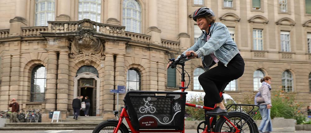 Inga Schlichting von der Deutschen Bahn macht es vor: Wer mit der App DB Rad+ Kilometer sammelt, kann dafür Prämien in Potsdamer Geschäften bekommen.
