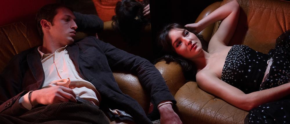 May (Anaïs Demoustier) und John (Tom Mercier) in Das Tier im Dschungel von Patric Chiha.