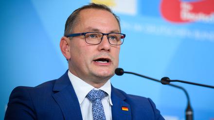 19.09.2023, Berlin: Tino Chrupalla äußert sich vor der Sitzung der Bundestagsfraktion der AfD im Deutschen Bundestag.