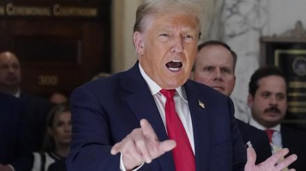 04.10.2023, USA, New York: Donald Trump spricht zu Reportern, als er den Gerichtssaal während einer Mittagspause verlässt.