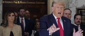 04.10.2023, USA, New York: Donald Trump spricht zu Reportern, als er den Gerichtssaal während einer Mittagspause verlässt.