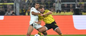 Niclas Füllkrug (BVB) gegen Malick Thiaw vom AC Mailand. 