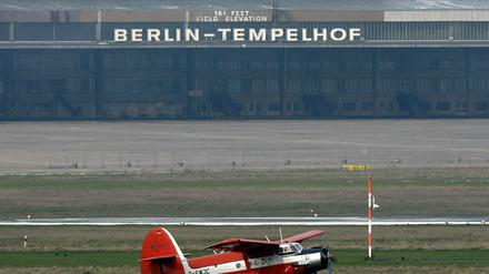Eins der letzten Flugzeuge, eine Antonov AN 2, rollt am 24.11.2008 auf der Runway 27 L des Flughafens Berlin-Tempelhof zum Start.