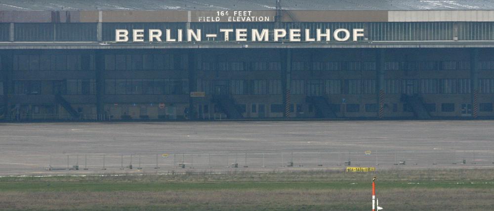 Eins der letzten Flugzeuge, eine Antonov AN 2, rollt am 24.11.2008 auf der Runway 27 L des Flughafens Berlin-Tempelhof zum Start.