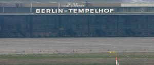 Eins der letzten Flugzeuge, eine Antonov AN 2, rollt am 24.11.2008 auf der Runway 27 L des Flughafens Berlin-Tempelhof zum Start.